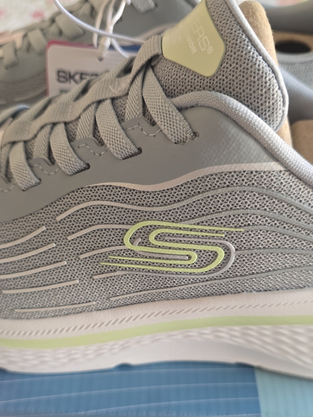 Skechers Swift Fit Light Gray Slip-On Sneakers Women's 8.5 - Picture 5 of 6